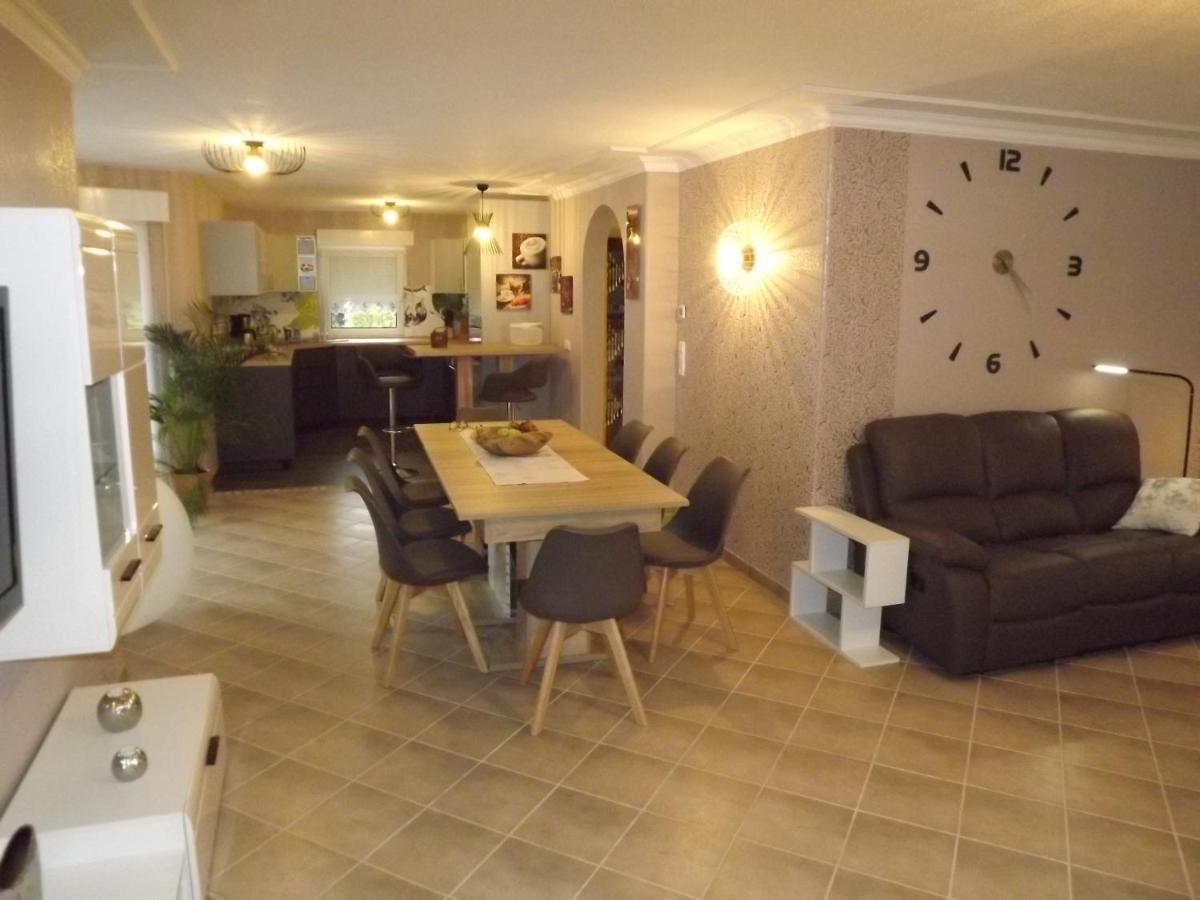 Grosszuegige Ferienwohnung Am Waldesrand Im Seenland Lauta Esterno foto