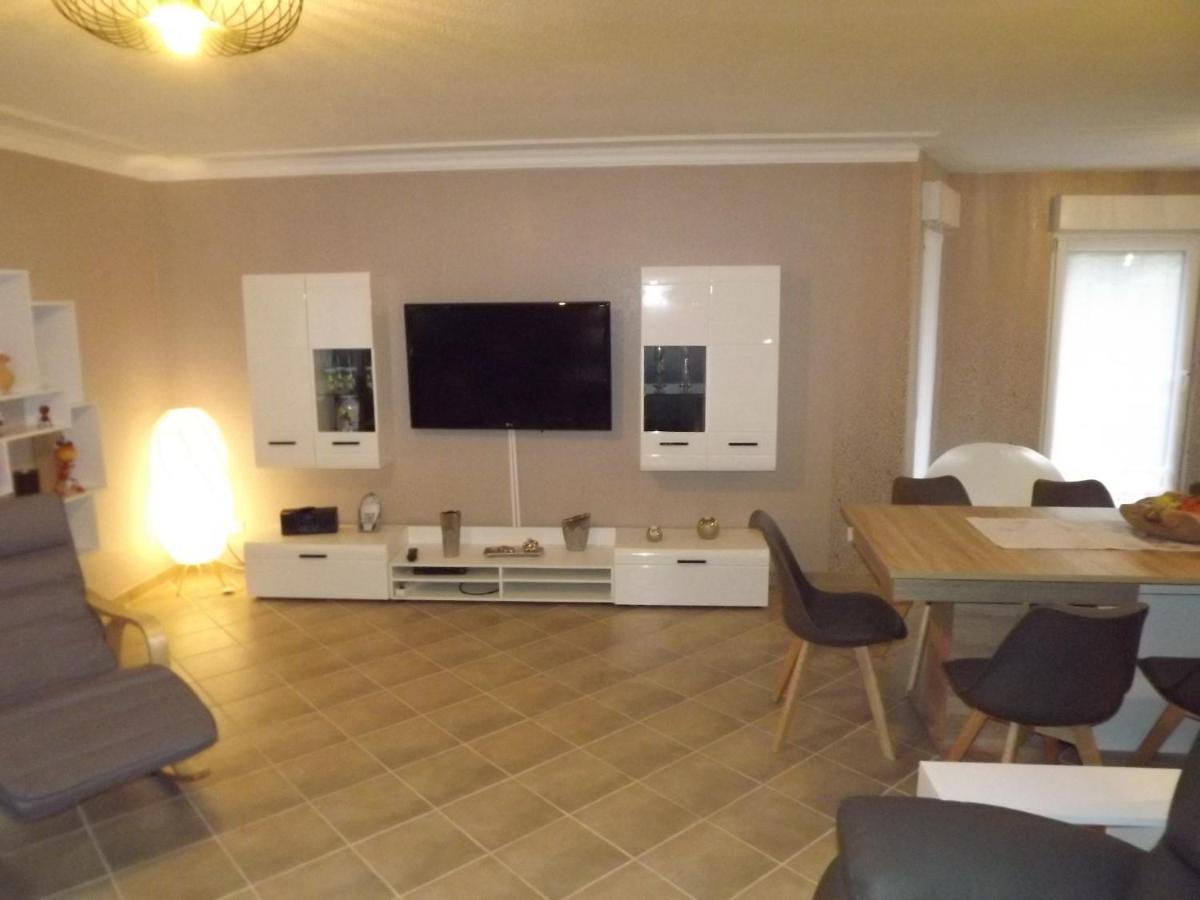 Grosszuegige Ferienwohnung Am Waldesrand Im Seenland Lauta Esterno foto