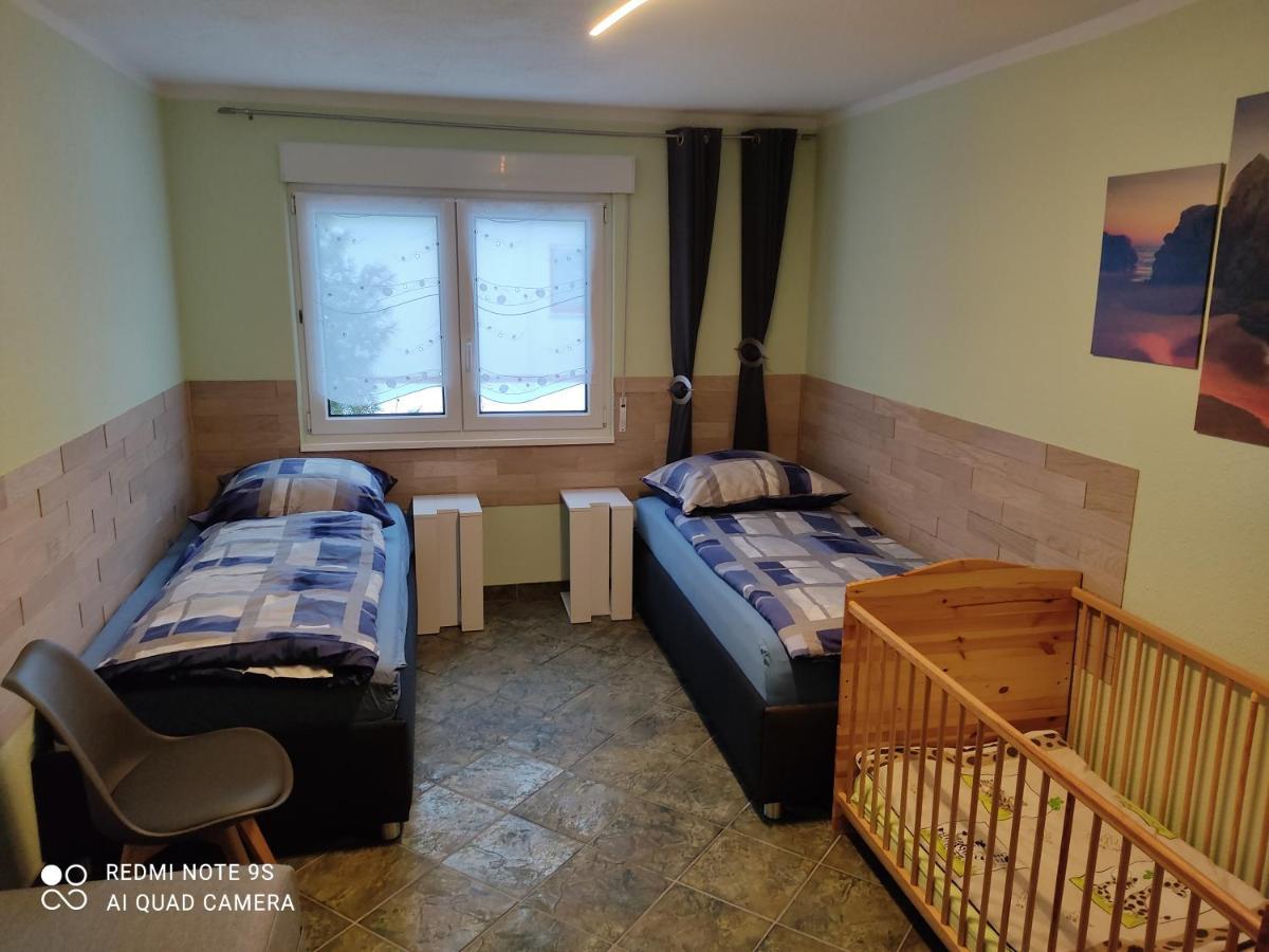 Grosszuegige Ferienwohnung Am Waldesrand Im Seenland Lauta Esterno foto